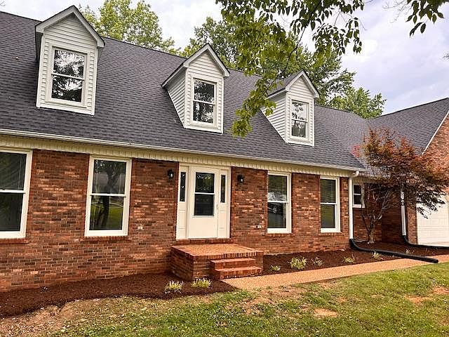 1st image of 725 W Oak Dr