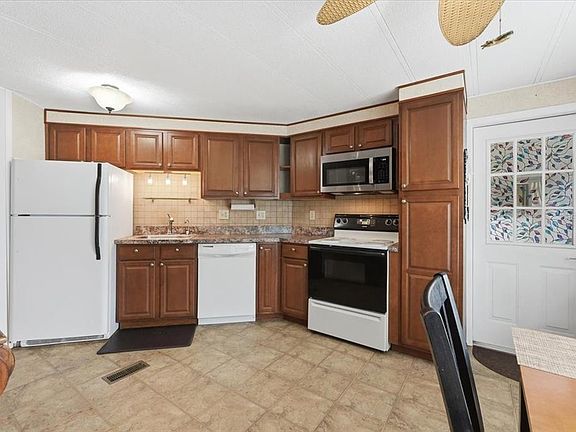 3rd image of 1610 REYNOLDS ROAD #194