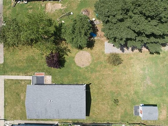 4th image of 913 Arlington Ave