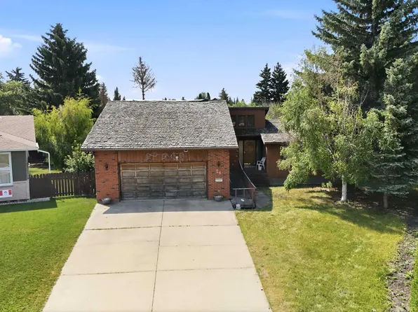 24 Brookes Cres, Red Deer, AB T4R 1L9