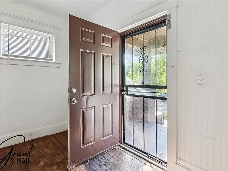 326 Eason Ave — Photo 2