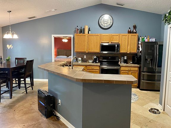 4th image of 2449 SE Mariposa Ave