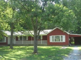 916 Division St, Benton, IL 62812