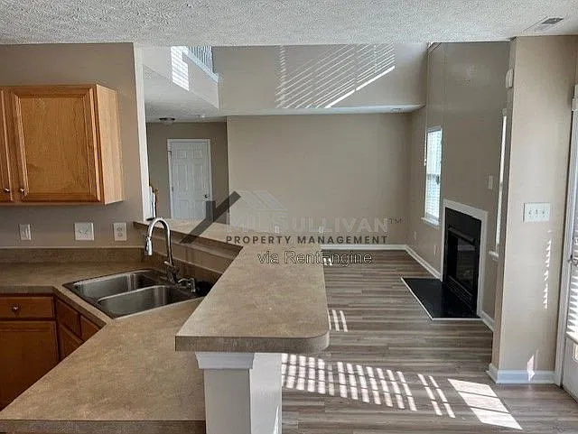 3 bed, 2.5 bath, 2080 sqft, $1,995 — Photo 4