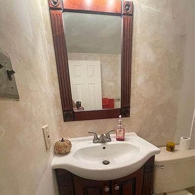 5th image of 76 Tyler Ave #2