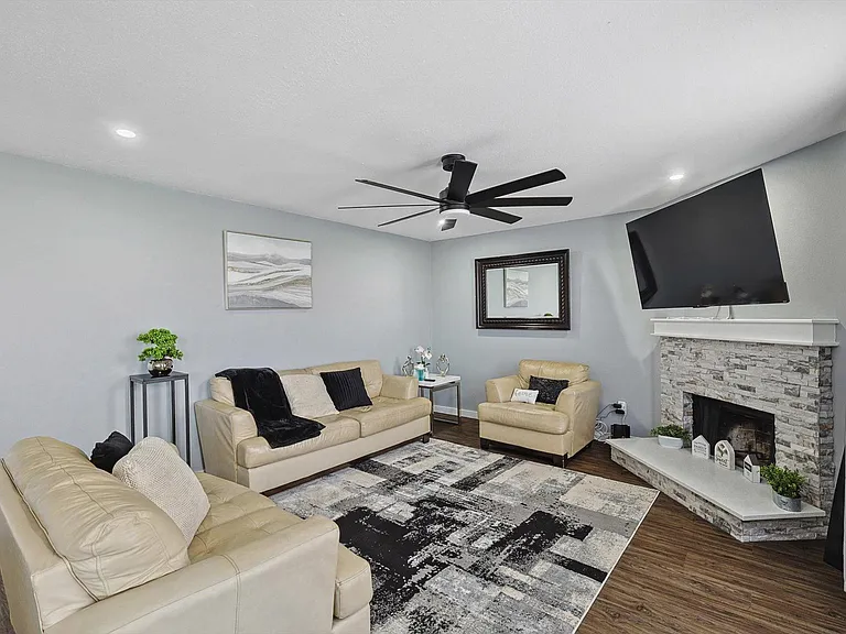 2136 Dayton Ln — Photo 5