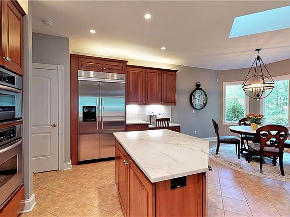 2nd image of 10663 Springhill Dr
