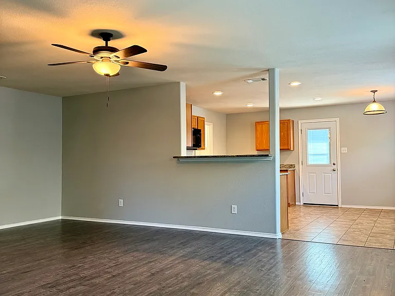 1212 Amazon Dr — Photo 2
