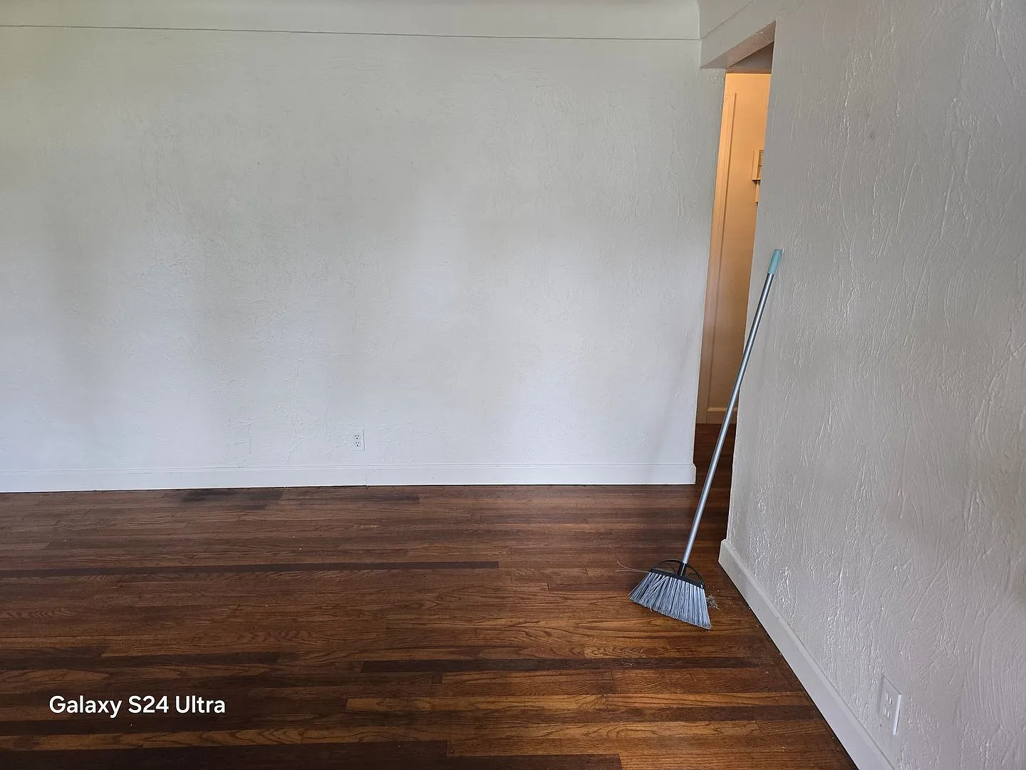 Large 2BD/1BA with tons of Bonus space and fenced in yard — Photo 3