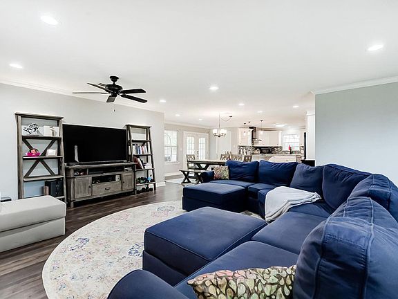 3rd image of 3319 Terrace Dr