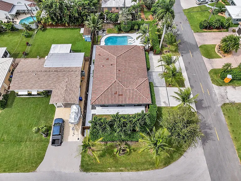 1740 Poinsettia Dr — Photo 57
