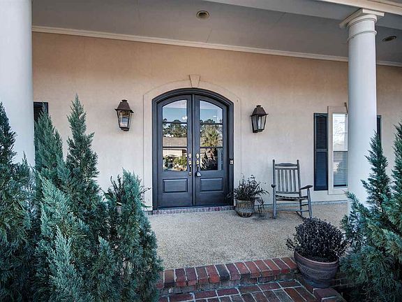 3rd image of 169 Woodlands Glen Cir