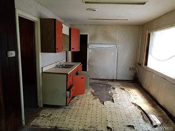 3rd image of 65 Long Ave