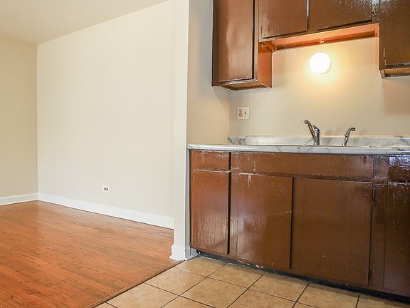 3rd image of 5910 N Kenmore Ave #211