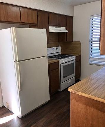 5th image of 1103 Country Aire Dr #B
