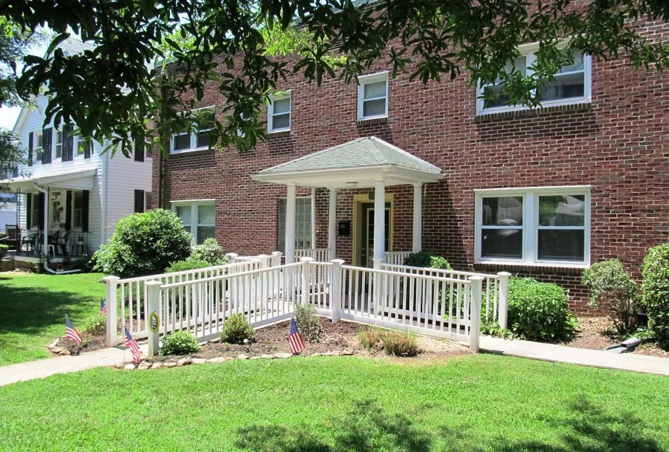 3 bed, 1.5 bath, 1200 sqft, $1,575 — Photo 1