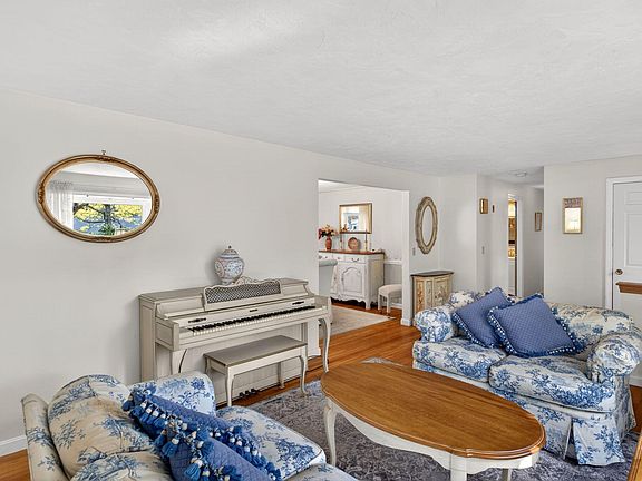 4th image of 80 Roosevelt Road