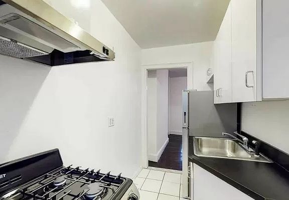 5th image of 224 E 70th St #21