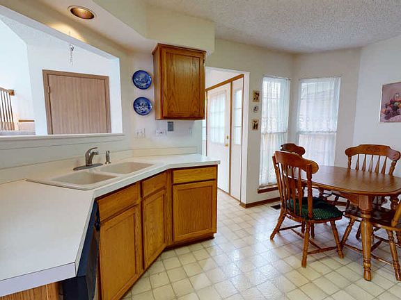 3rd image of 619 Glenwood Ln