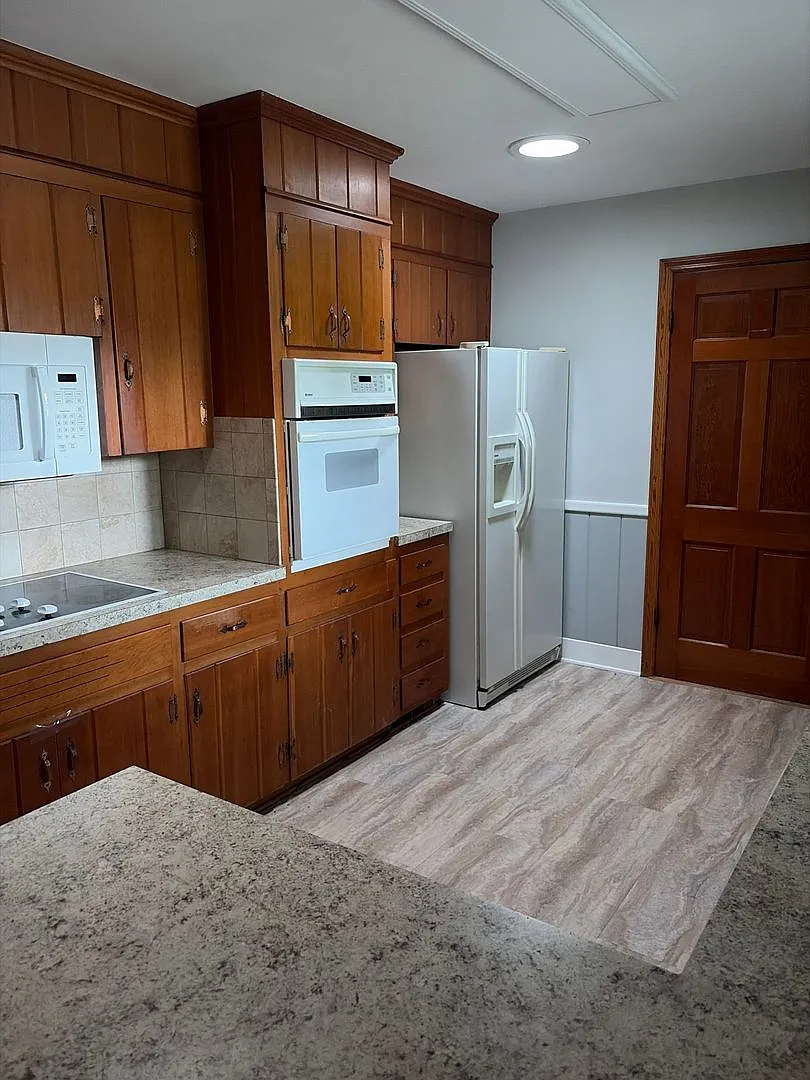 655 S Peace Haven Road — Photo 4
