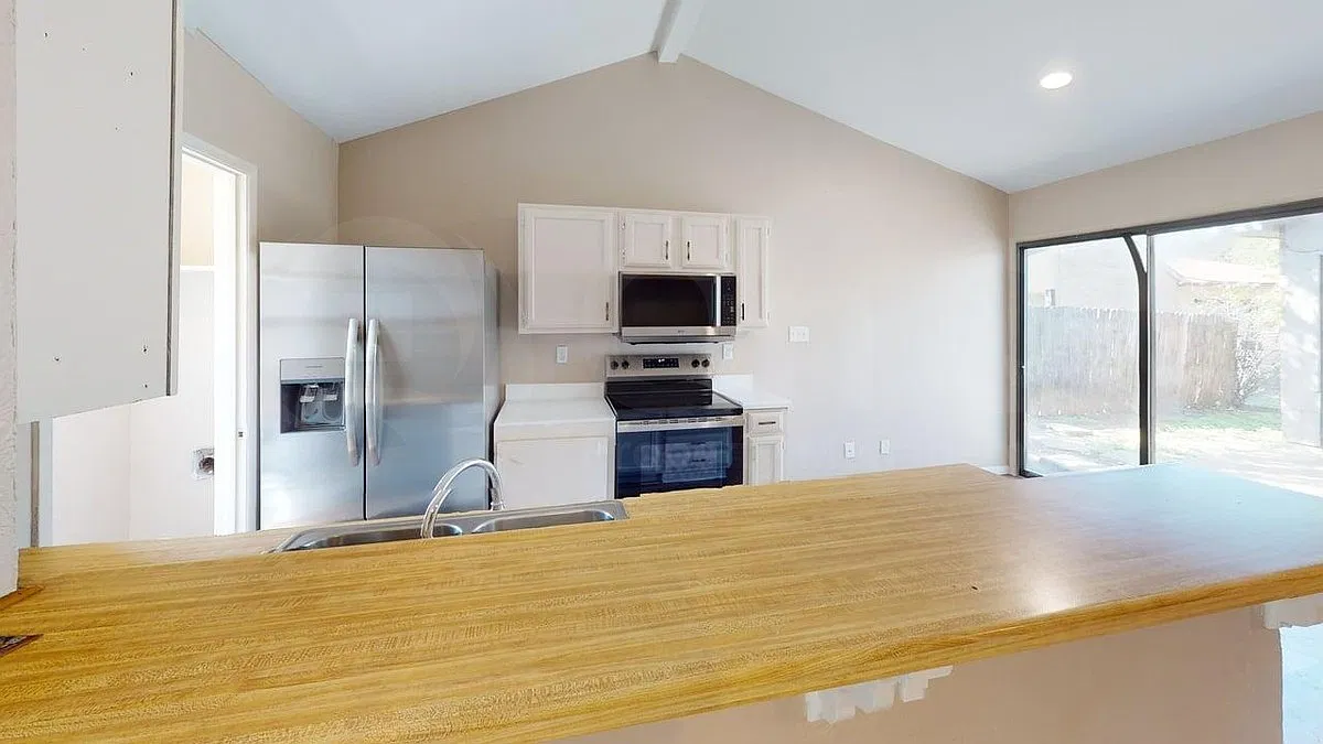 3 bed, 1.0 bath, 1160 sqft, $1,750 — Photo 4