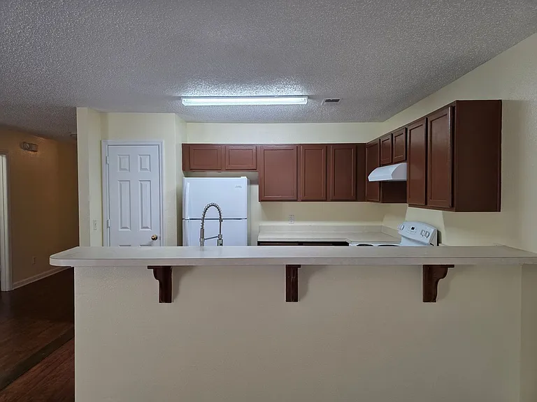 1118 Towne Park Dr — Photo 7