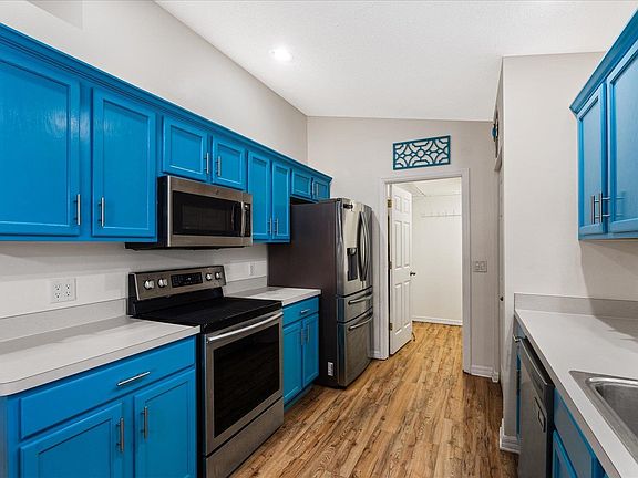 3rd image of 21 Fenwick Ln