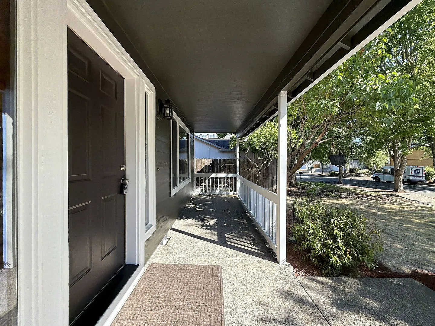 Spacious 4 Bedroom Beaverton Home with 2-Car Garage, Open Kitchen, Two Living Areas & Large Backyard — Photo 4