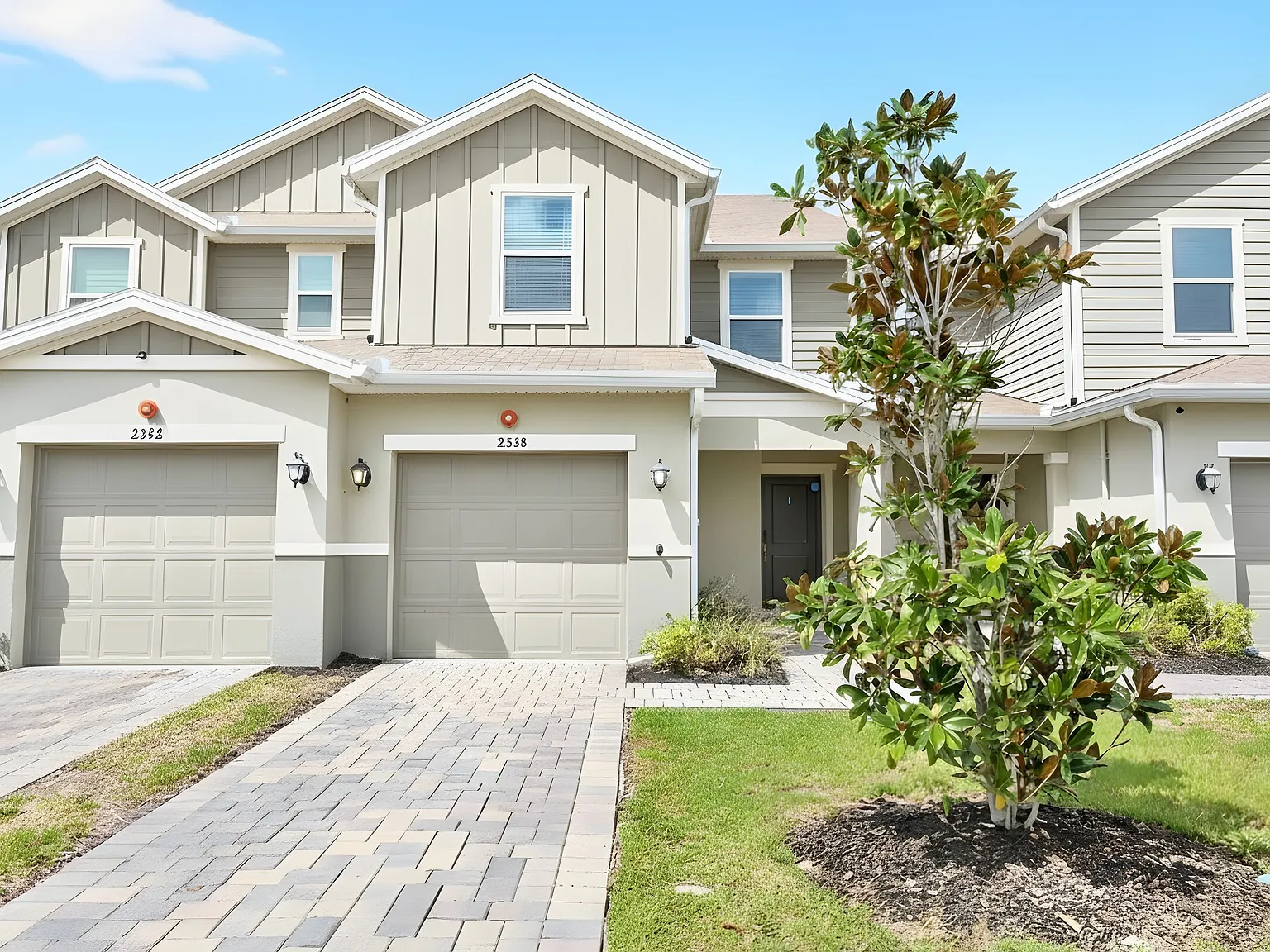 Modern 3-bedroom, 2.5-bath townhome for rent in Sanford — Photo 1