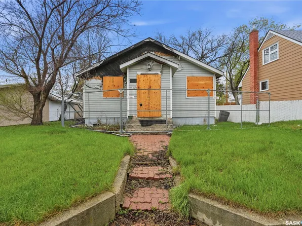 844 6th Avenue NW, Moose Jaw, SK S6H 4A2