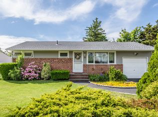 35 Janet Dr, Plainview, NY 11803