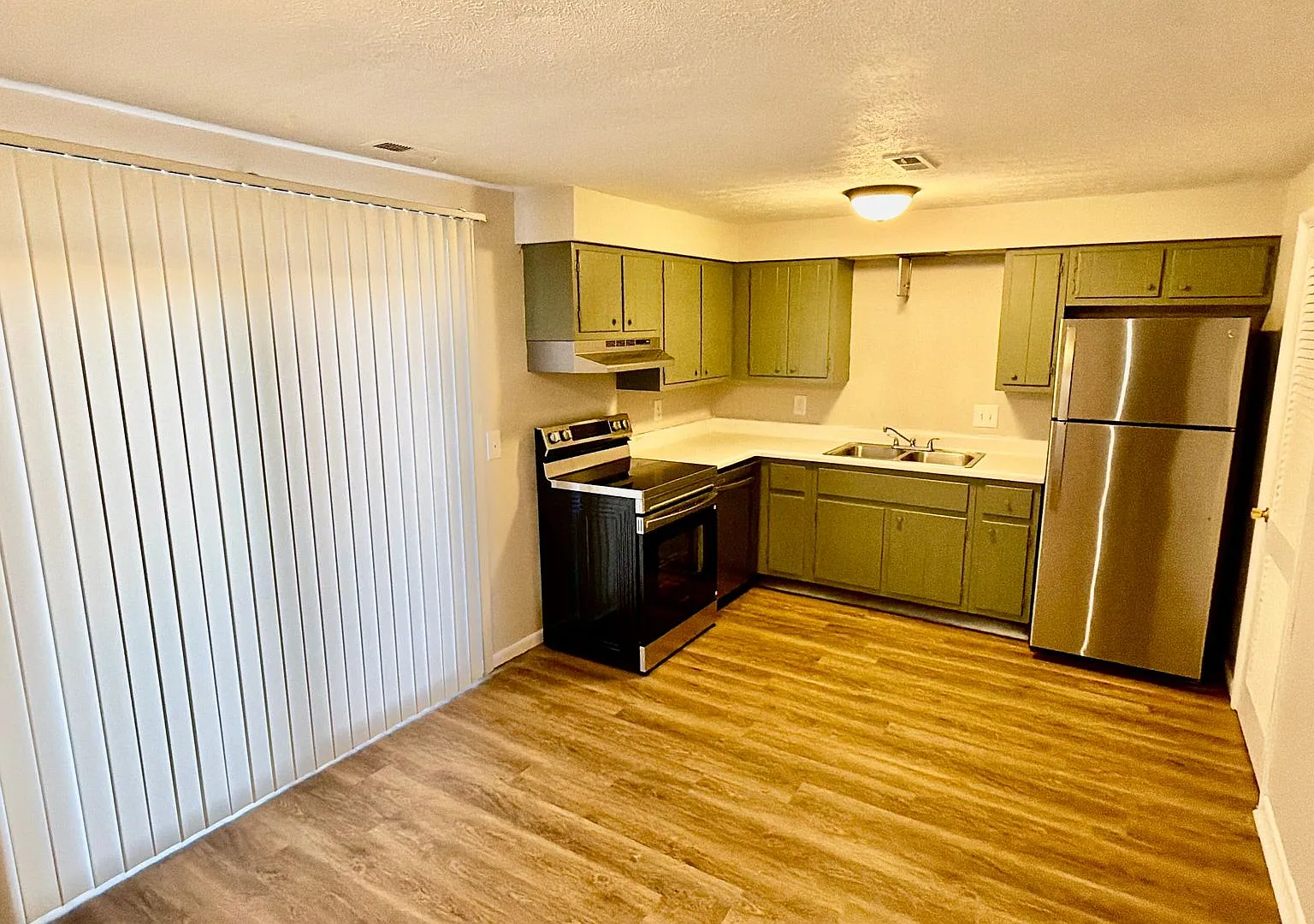 2 bed 1 1/2 bath condo — Photo 2