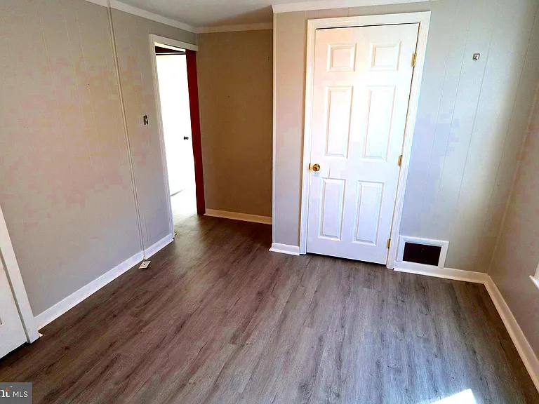 323 W North St — Photo 11