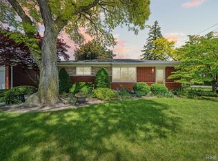 8665 Dale Ave, Center Line, MI 48015