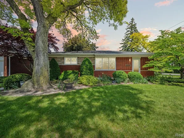 8665 Dale Ave, Center Line, MI 48015