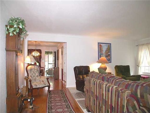 3rd image of 2358 Pemberton Dr