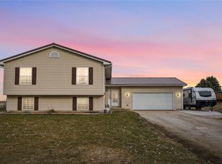 4169 Alta Vista Dr, Center Point, IA 52213