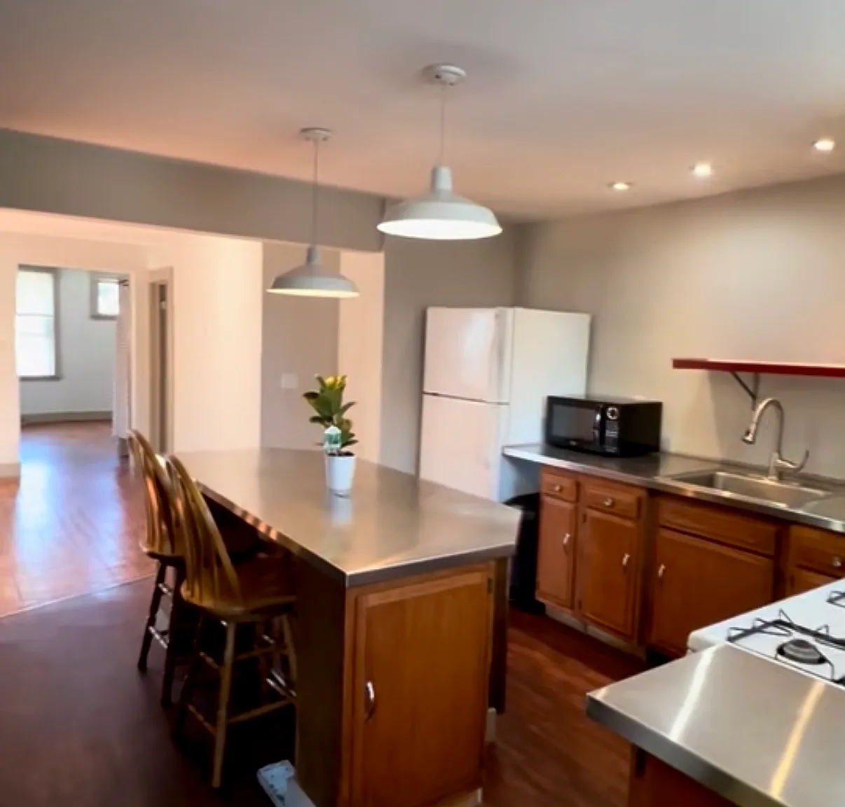 2 bed, 1400 sqft, $1,600 — Photo 2