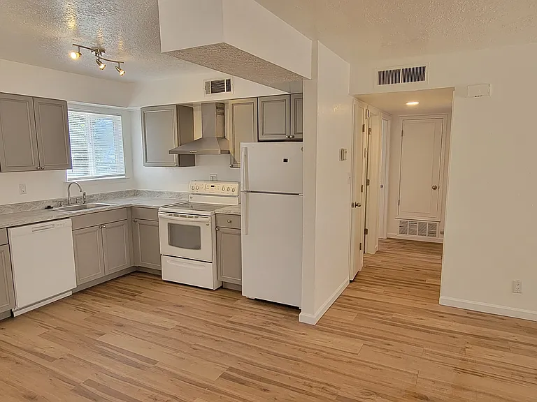 2524 Chelwood Park Blvd NE #C — Photo 26