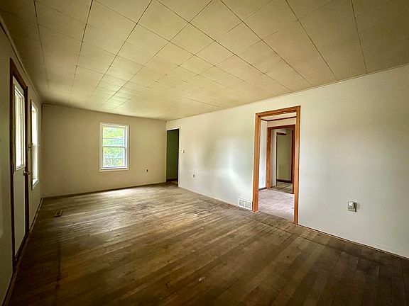 4th image of 303 W Avenue C