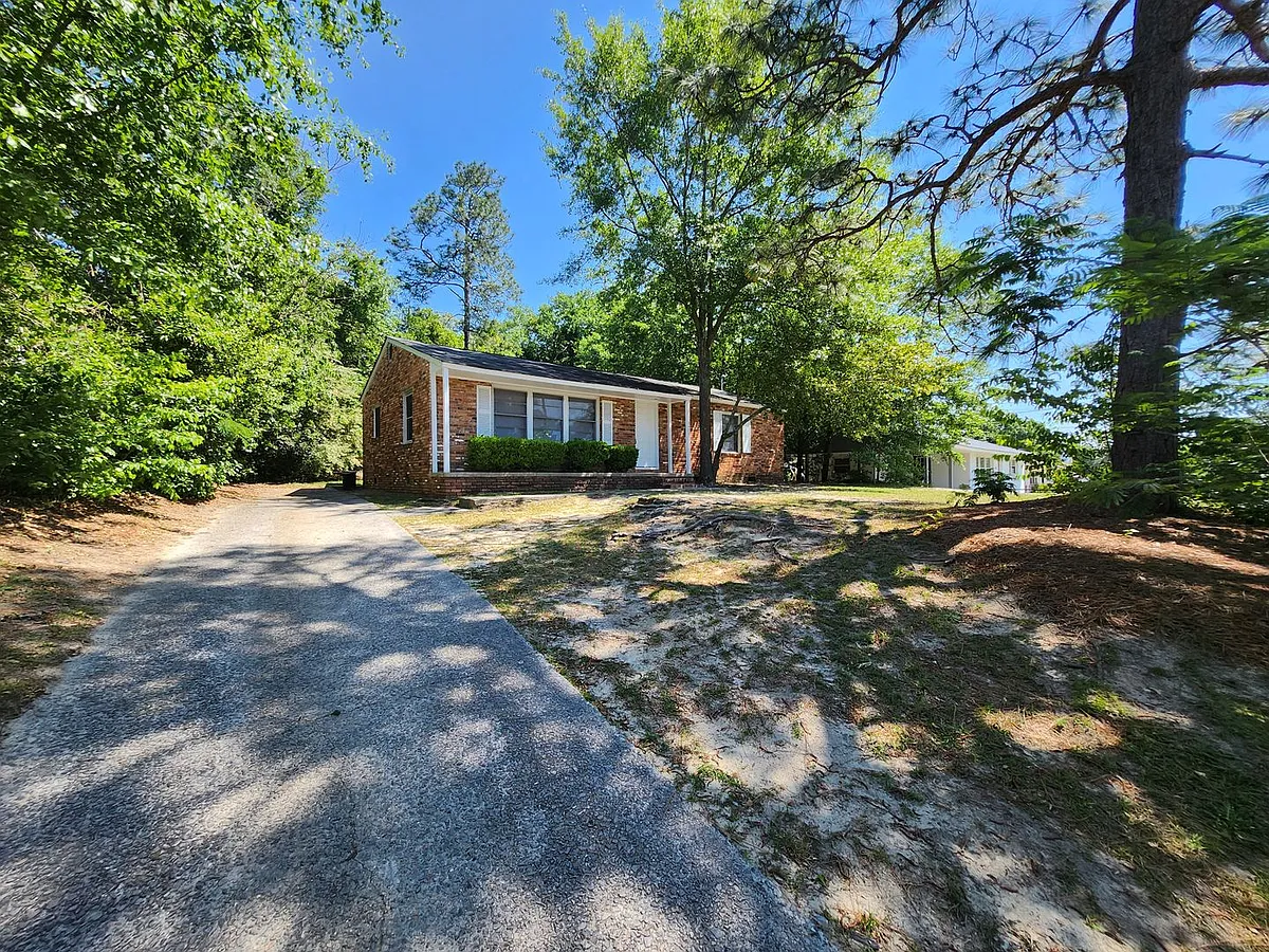 Building Photo - 2427 Young Dr