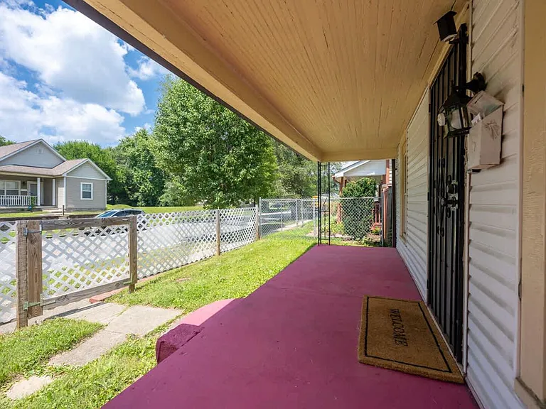 N Pershing Ave — Photo 29