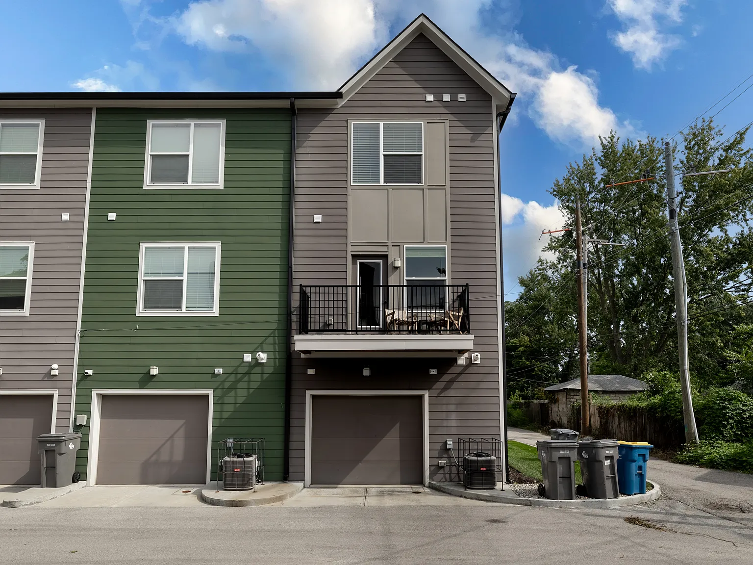 3 bed, 3.5 bath, 1409 sqft, $2,900 — Photo 2