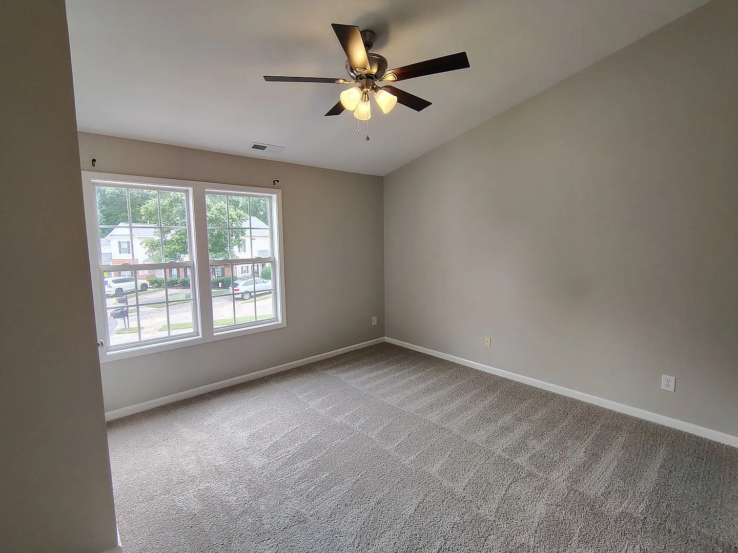 Remodeled 2 bedroom 2.5 bathroom townhome — Photo 3