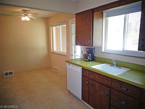 5th image of 405 E 272nd St