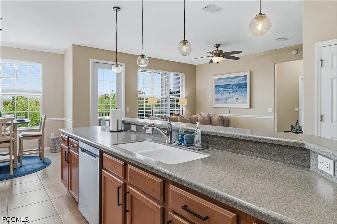 3 bed, 2.0 bath, 1301 sqft, $2,900 — Photo 2