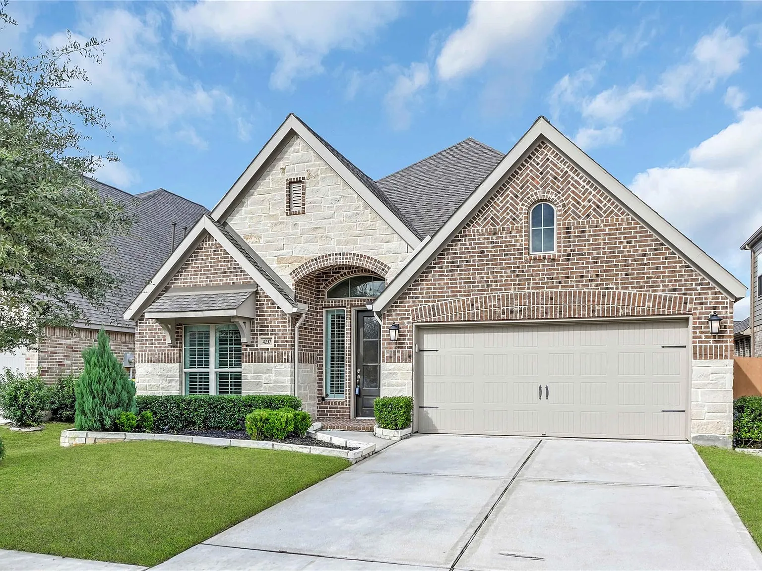 4 bed, 3.0 bath, 2524 sqft, $3,100 — Photo 2