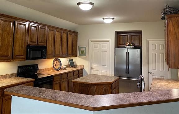 3rd image of 324 Creekside Trl