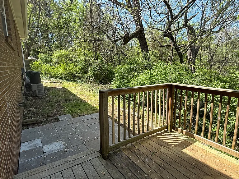 608 Sue Ct — Photo 6