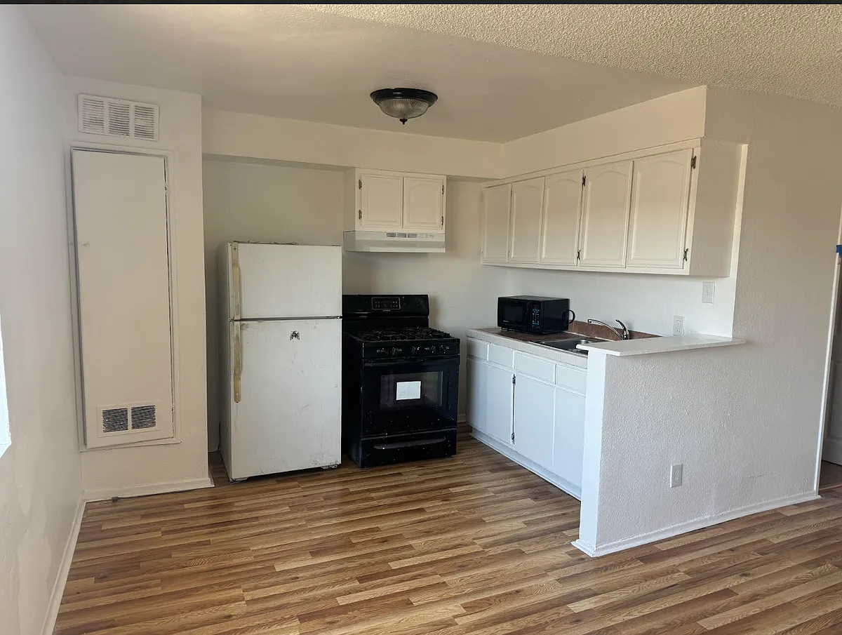 Building Photo - 630 W 81st St #4